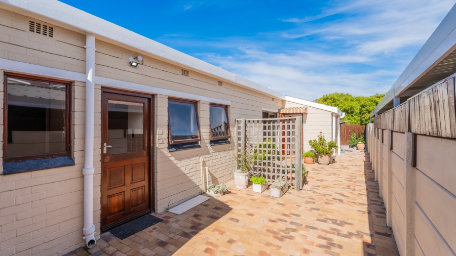 5 Bedroom Property for Sale in Zeekoevlei Western Cape